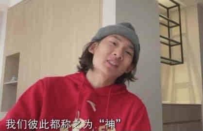 小明（海豪杰）的四个伴侣在黄山村玩过一次“招魂游戏”后前后古怪身亡，因直觉事有蹊跷，小明向当记者的姐姐CISSY（黎姿）乞助，为获独家新闻，CISSY先容对灵学很有研究且暗恋本身的老友发毛（吴镇宇）给小明熟悉。发毛与小明赶赴黄山村查询拜访时，领会到该村在百年前曾产生过古怪惨案，当时被丈夫谋害杀身后得知本身死因的粤剧名伶楚人美（施念慈）曾在三天内害死该村66条人命，而此刻她的阴魂又现是因骸骨被新建的工程抛进山边的潭中。颠末加倍深切的查询拜访，两人发现女鬼杀人的手法实则是让喝过潭水的人发生幻觉后古怪暴毙，可是此时CISSY及丈夫已喝过潭水，为救CISSY，小明和发毛前后喝过潭水跳进深潭。